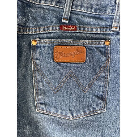 NEW Wrangler Relaxed Jeans - Picture 7 of 9